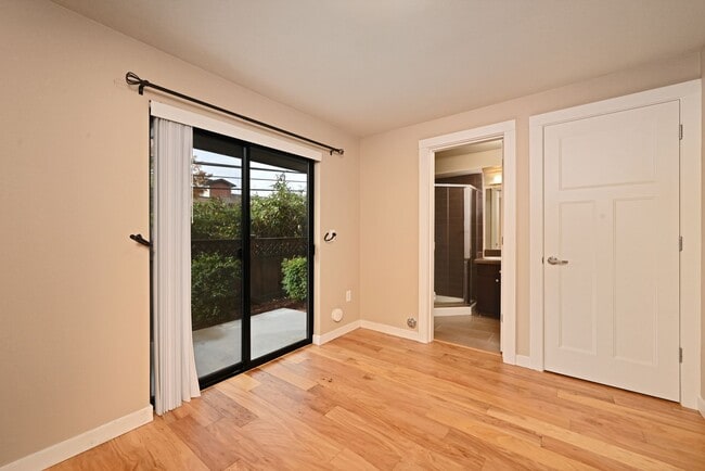 Building Photo - Modern & Spacious 2+ Bedroom/3.25 Bath Vie...