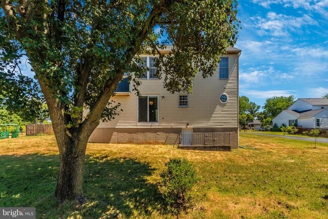 Building Photo - 724 Sunnyfield Ln