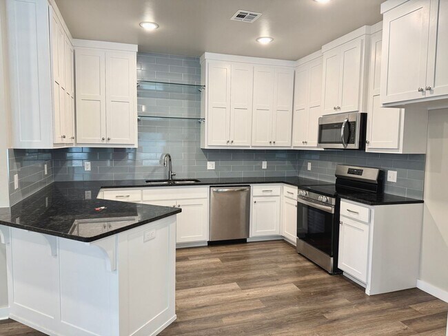 Foto del edificio - Large 2 Bed, 2 Bath in Beautiful Well-Main...