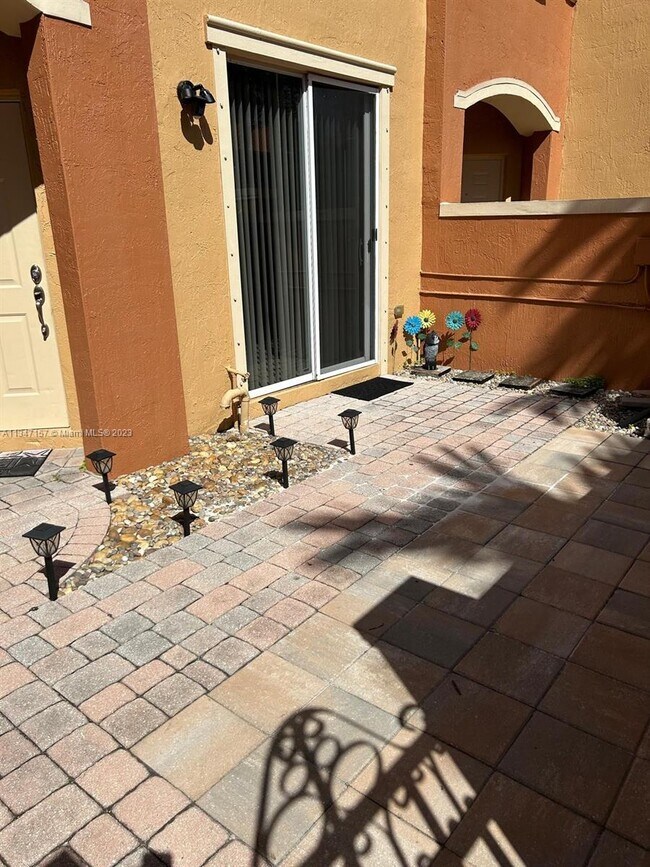 Foto del edificio - 2310 Coral Reef Ct