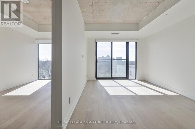 Photo du bâtiment - 2720 Dundas St W