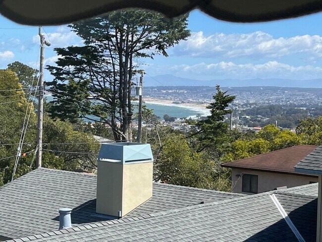 Foto del edificio - Great Four Bedroom, Three Bathroom House in Monterey