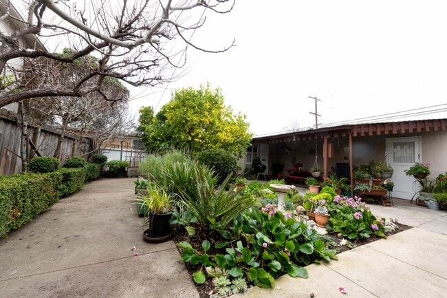 Building Photo - 602 Chiquita Ave