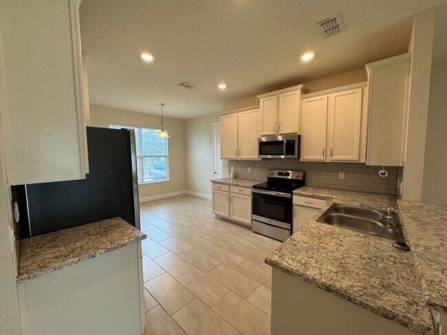 Foto del edificio - Charming 3-Bedroom, 3-Bath Home with Moder...