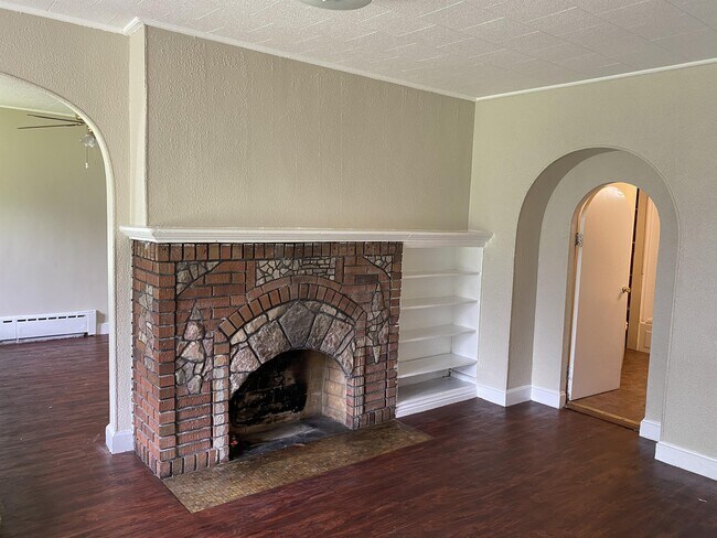 Building Photo - 306 River Oaks Dr