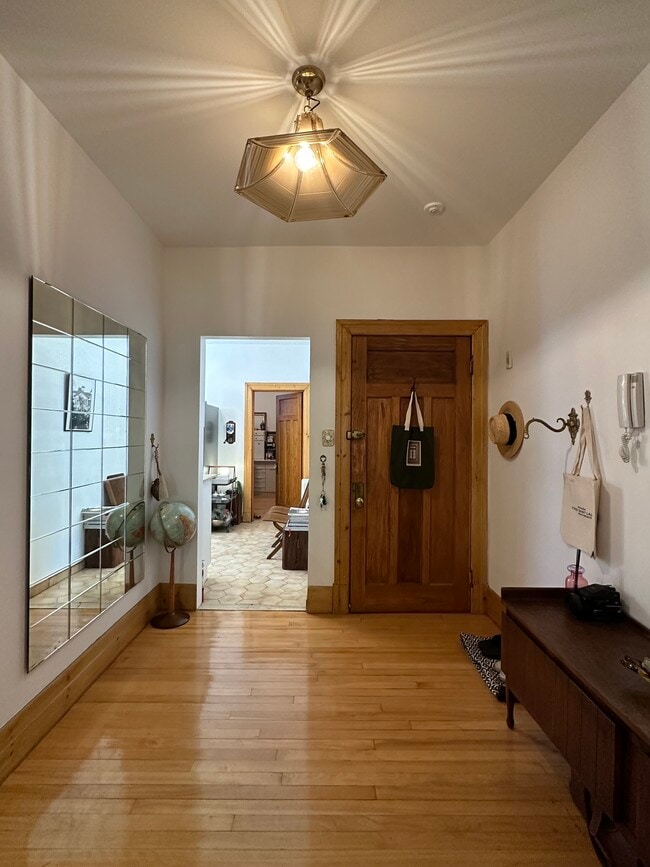 Building Photo - 5468 Rue Saint-Urbain