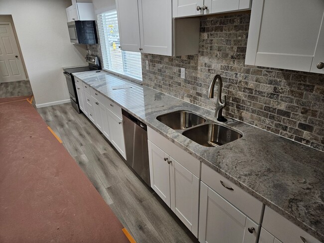 Foto del edificio - Large 3 bedroom 2 bath, recently renovated...