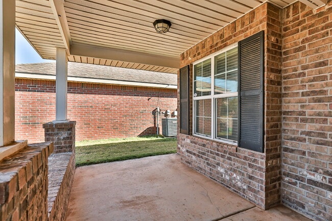 Building Photo - Relax on this front porch!