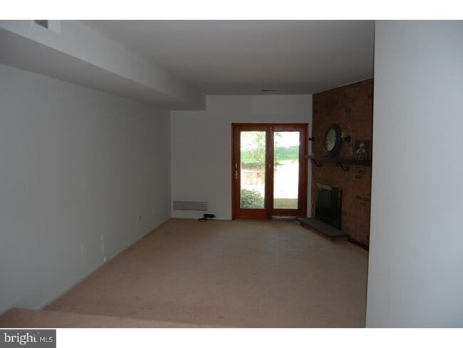 Building Photo - 2027 Valley Dr