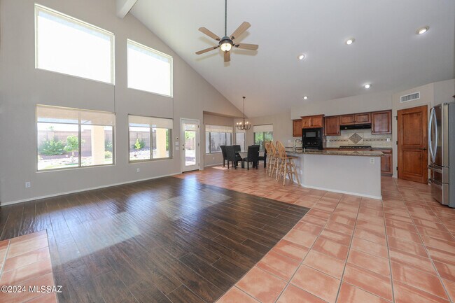 Foto del edificio - 831 S Rincon Rising Rd