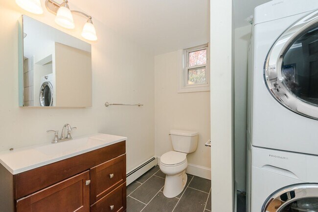 Building Photo - 4 Bed, 3 Full Bath ? Walk to Stonybrook T ...