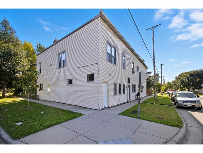Building Photo - 568 N Farrington St