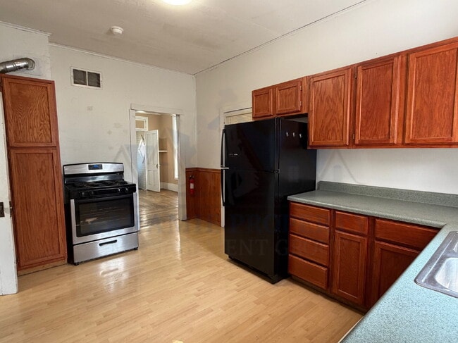 Building Photo - Pet Friendly 3 Bedroom Apartment