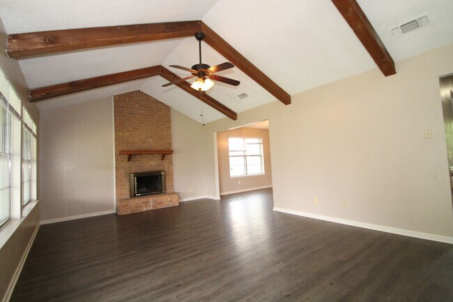 Building Photo - Willowsprings Area!