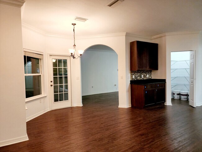 Vestíbulo que da a la cocina con despensa. - 8184 SW 73rd Ln