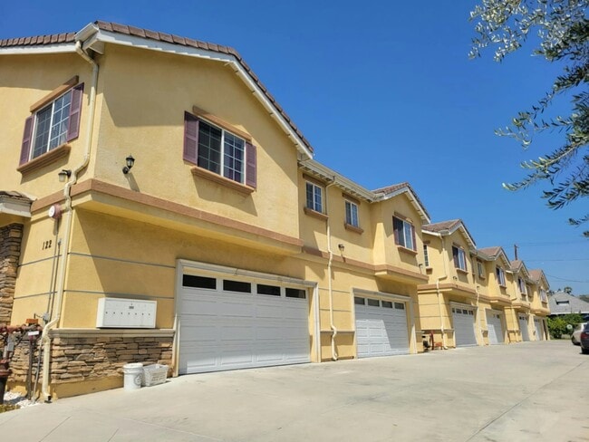 Building Photo - 122 N Ave 23