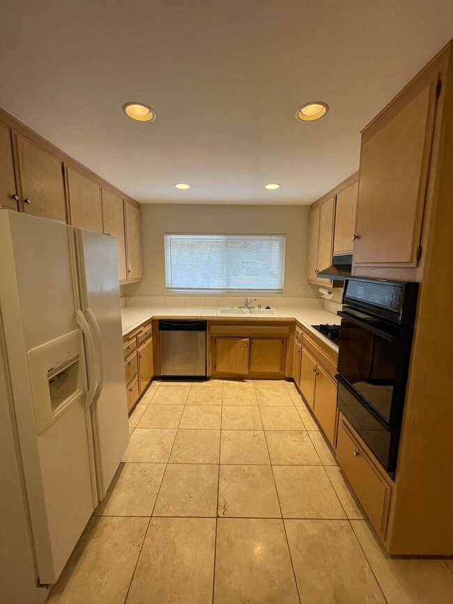 Building Photo - Spacious 4 Bdrm/2 Ba + Loft home with atta...