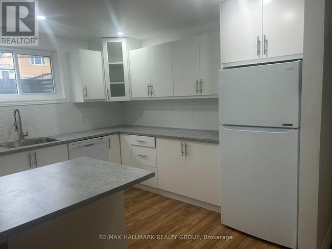 Building Photo - 1540 Maxime St
