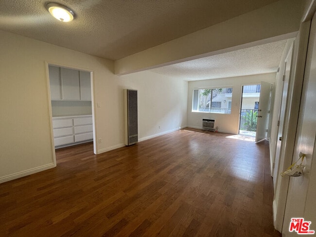 Foto del edificio - 1247 N Virgil Ave