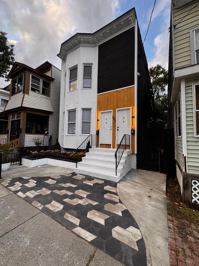 Building Photo - 605 3rd St