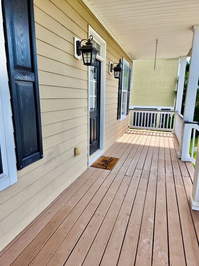 Foto del edificio - Elevated Four Bedroom in Rivertowne Countr...