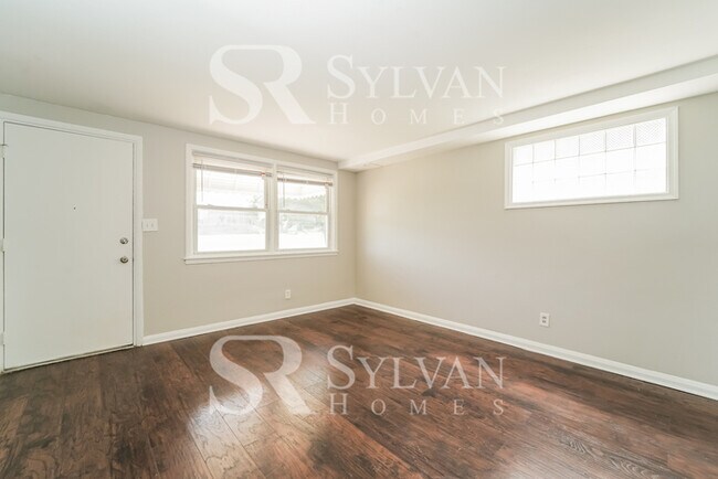 Building Photo - The living is easy in this 3 bedroom, 1 ba...