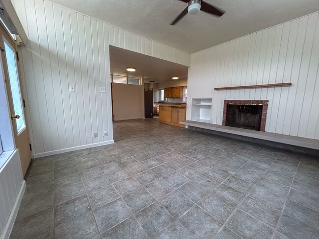 Building Photo - Spacious, Refreshed 2 Bed 1 Bathroom House In Redding!