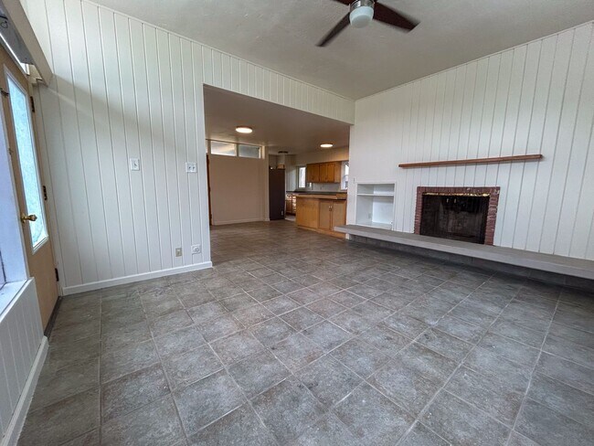 Foto del edificio - Spacious, Refreshed 2 Bed 1 Bathroom House In Redding!