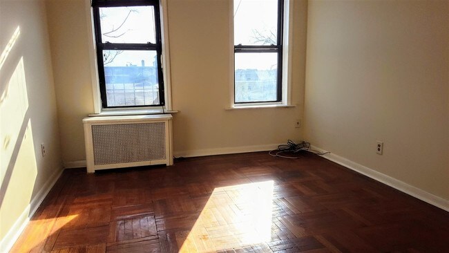 Foto del edificio - 41-43-43 Kelly Pkwy