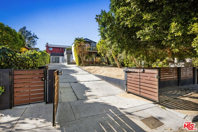 Foto del edificio - 1057 N Ave 49