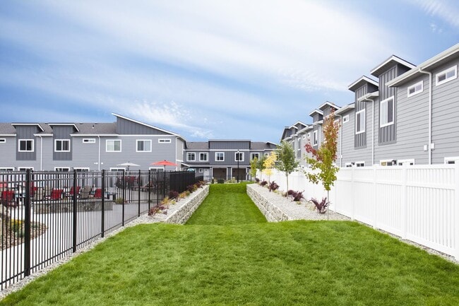 Dog Run - Prairie Pointe Apartments & Townhomes