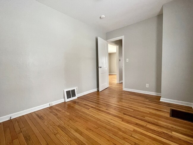 Building Photo - 2609 Amherst Ave