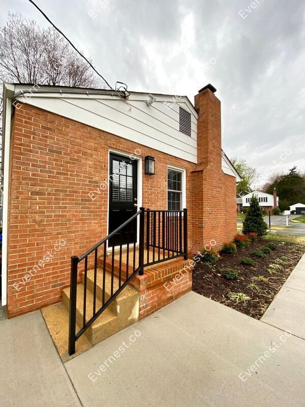 Building Photo - 2911 Poyntelle Rd