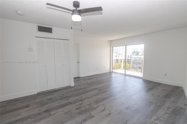 Foto del edificio - 3948 NE 169th St