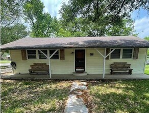 Building Photo - 403 Live Oak St