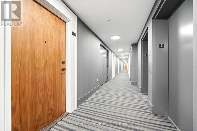 Photo du bâtiment - 10 Lagerfeld Dr