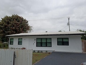 Building Photo - 2701 NE 9th Ave