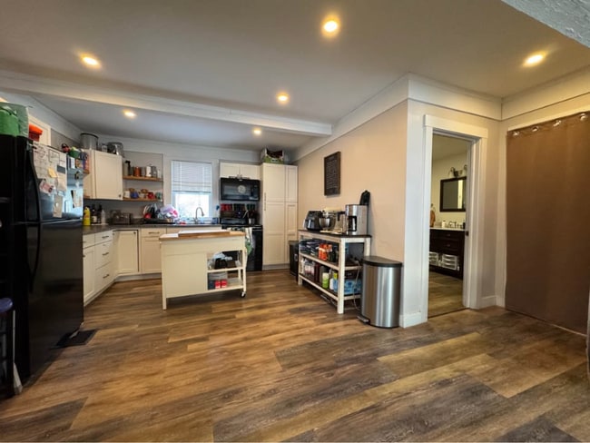 Photo - 121 E Main St Apartment