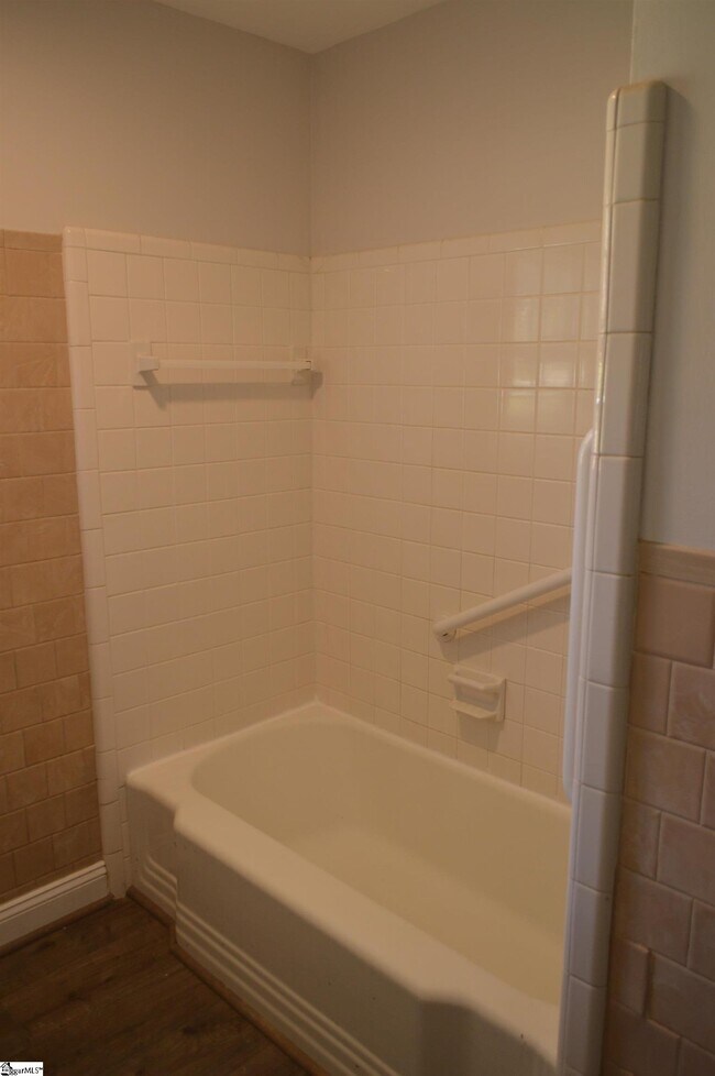 Building Photo - 206 Hillside Dr