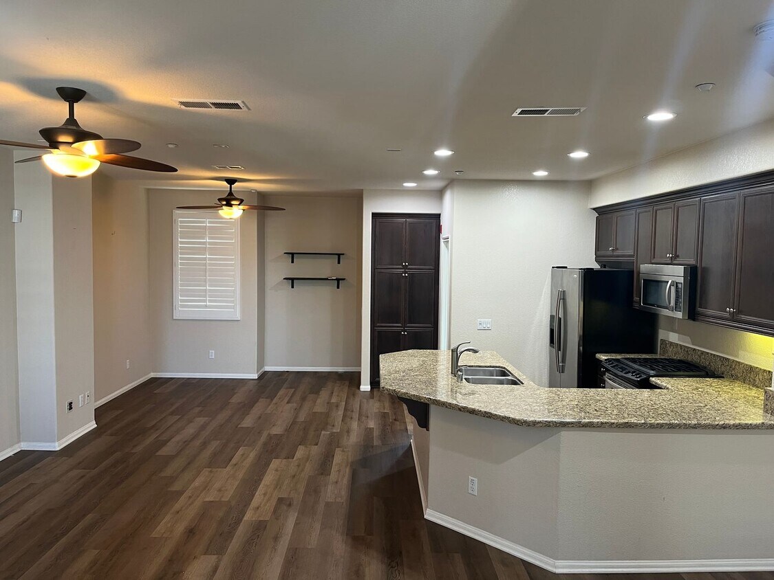 Building Photo - 2bd/2.5ba Townhouse with A/C in San Elijo ...