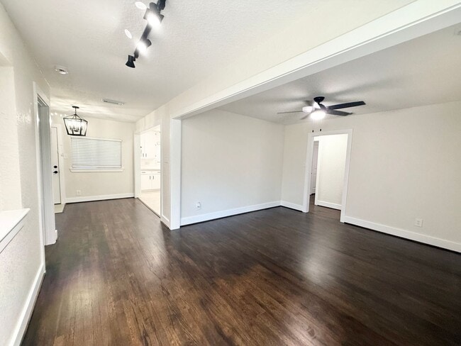 Building Photo - Incredible 5/2 Home in Lake Jackson! Lots ...