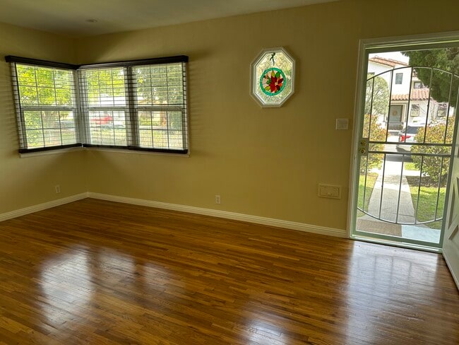 Foto del edificio - 2133 Glyndon Ave