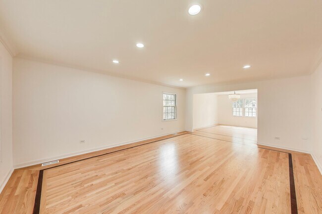 Building Photo - 317 N Dee Rd