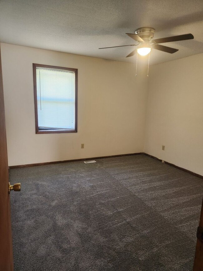 Building Photo - 409 N Ridgeview Dr