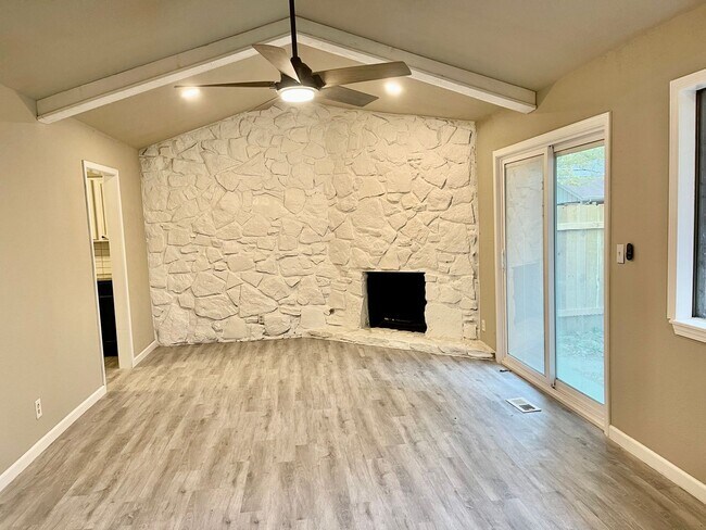 Foto del edificio - COMPLETE REMODEL - 3 BED 2 BATH 2 CAR - LO...