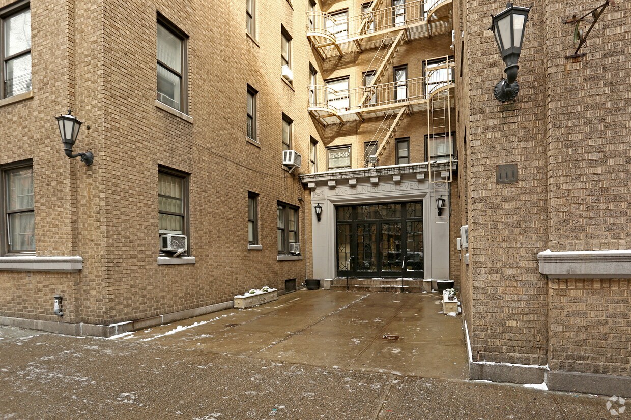 Entrada - 111 W 16th St