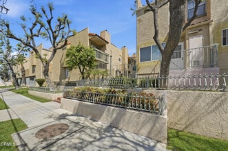 Building Photo - 10260 Plainview Ave