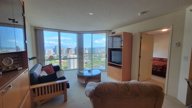 Building Photo - Fully Furnished 1 Bed 1 Bath 1 Parking in ...