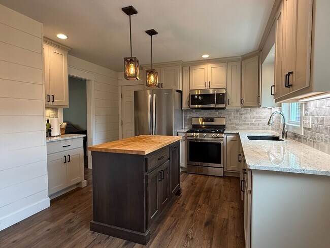 Foto del edificio - 4 bedroom 2.5 bath near Lake Shawnee