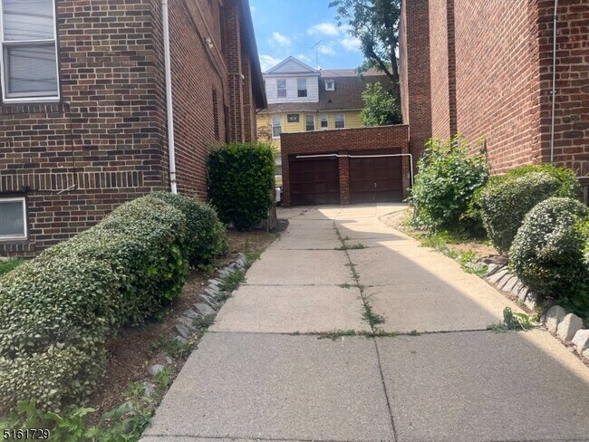 Building Photo - 367 Sanford Ave